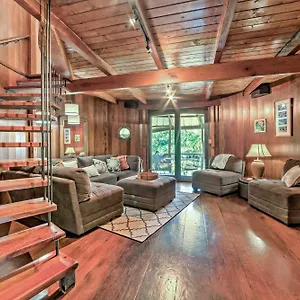 Holiday home Tropical With Deck, Hot Tub And Lush Scenery!, Keaau